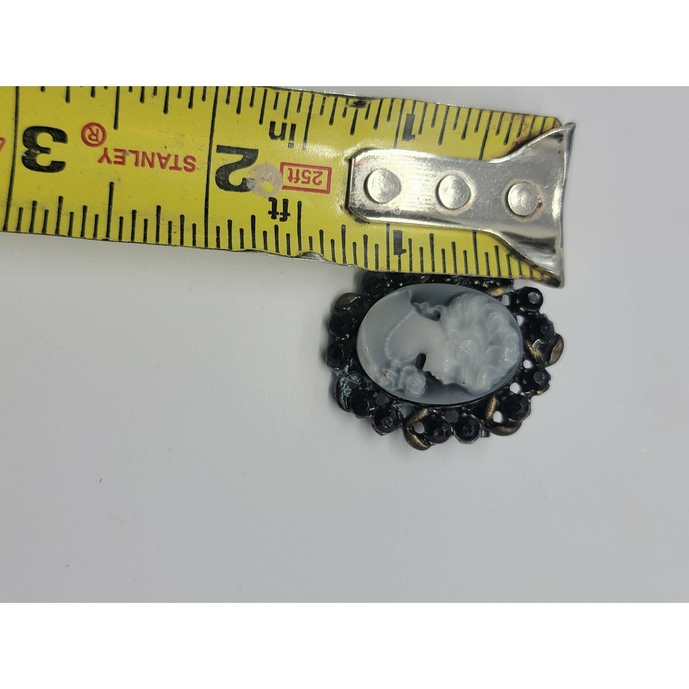Vintage Blue And White Cameo Brooch Pin With Dark Blue Stones has Damage - Picture 10 of 10